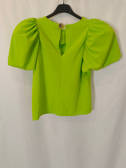 CAYETANA BY CONDES. Top verde hombreras T.s