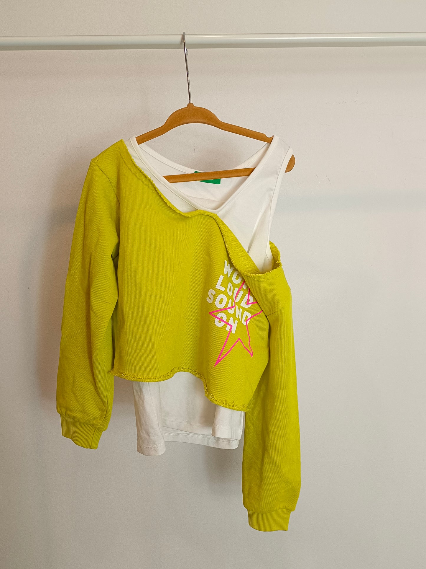 BENETTON. Sudadera top amarilla T.6-7 años