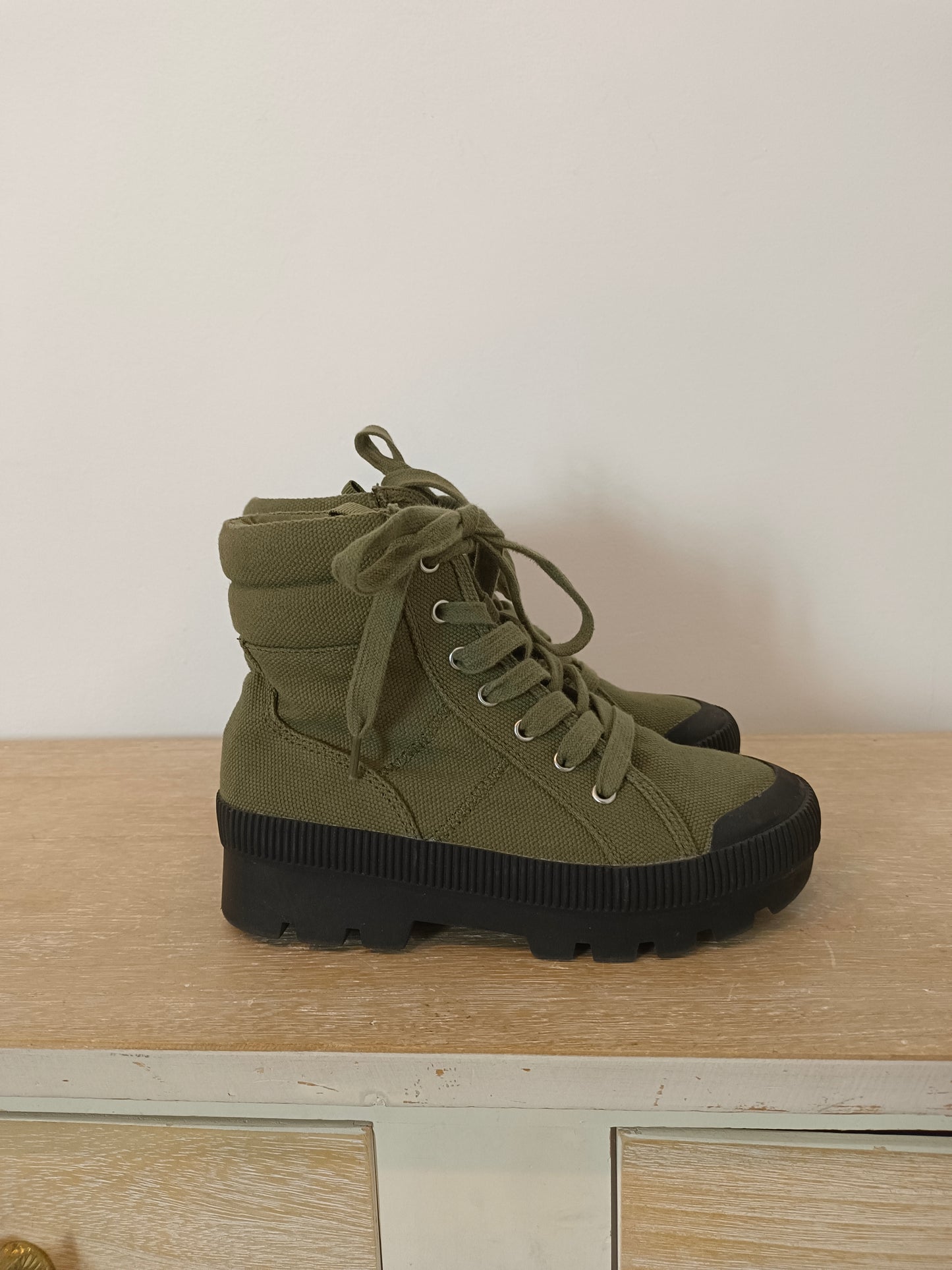 MANGO. Botas verdes cordones T.33