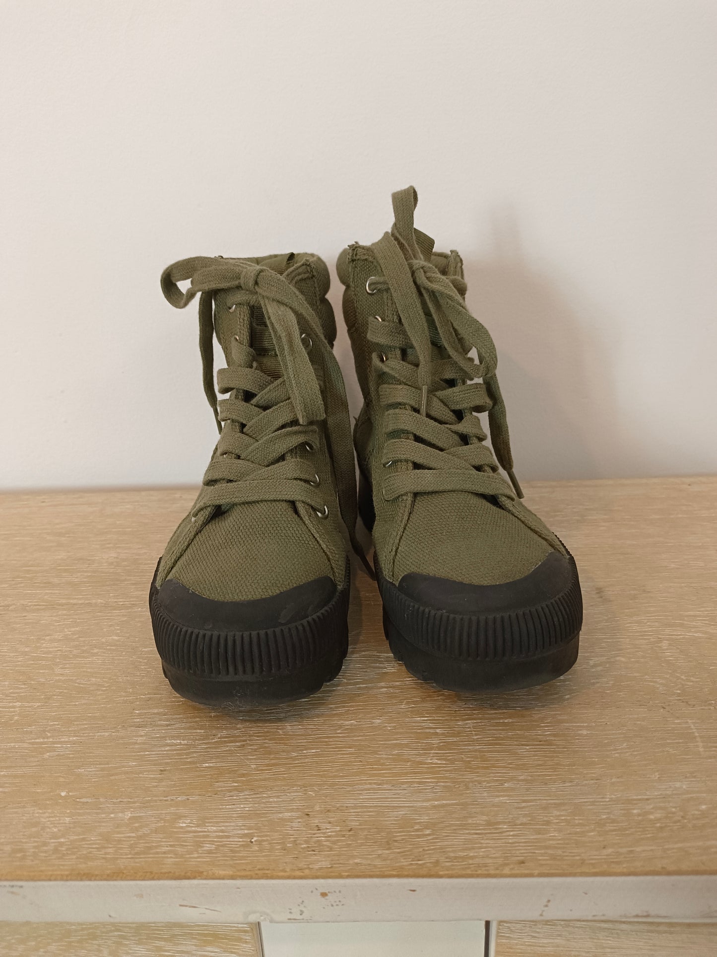 MANGO. Botas verdes cordones T.33