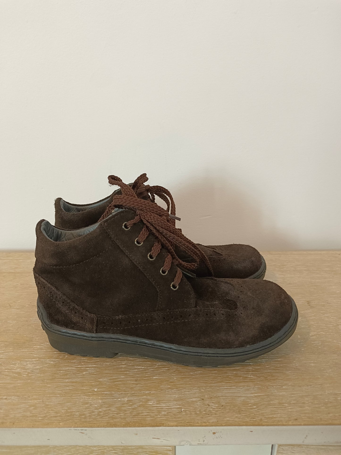 ELI. Botas marrones cordones T.33