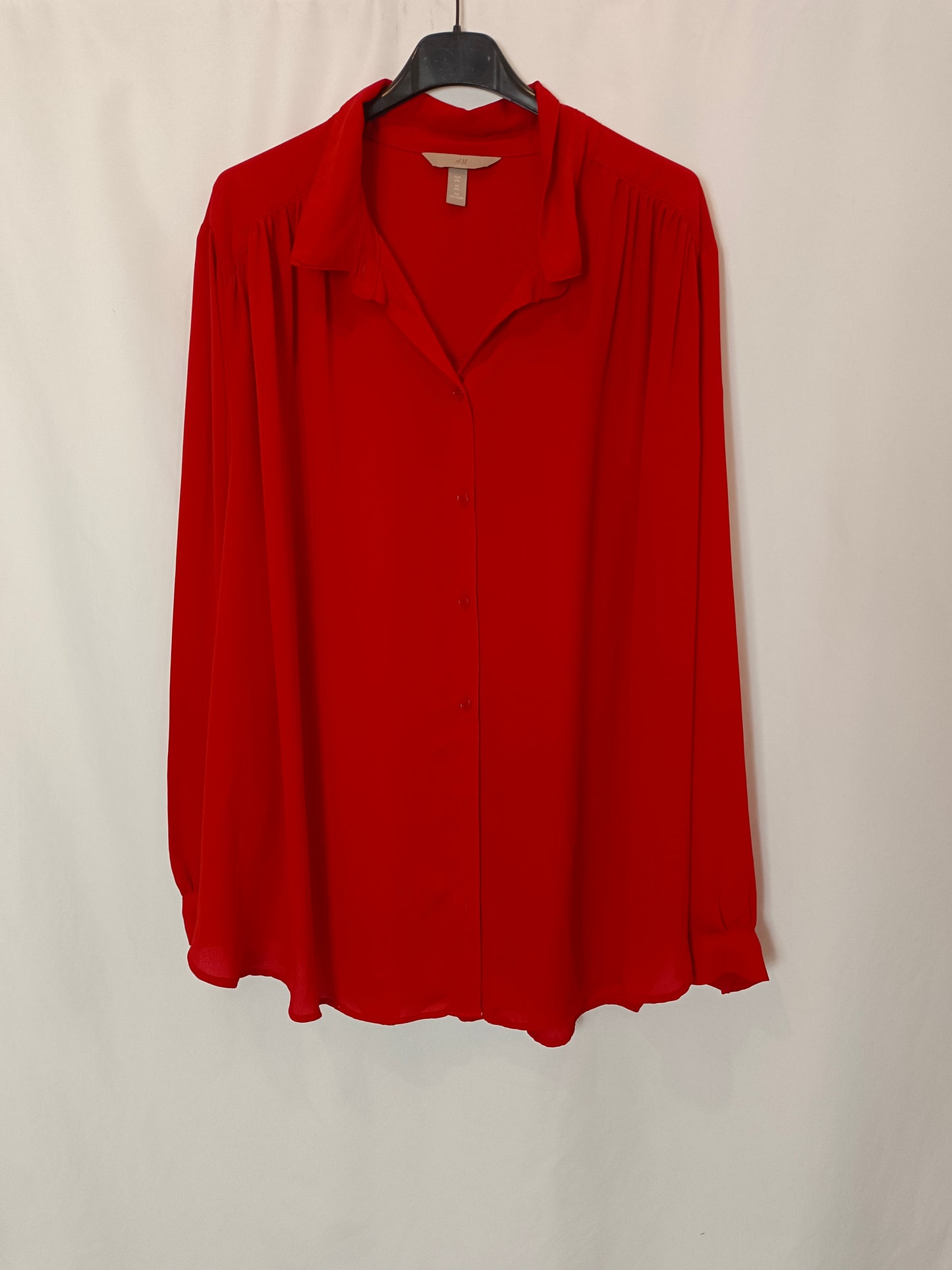 H&M. Blusa fluida roja T.xl