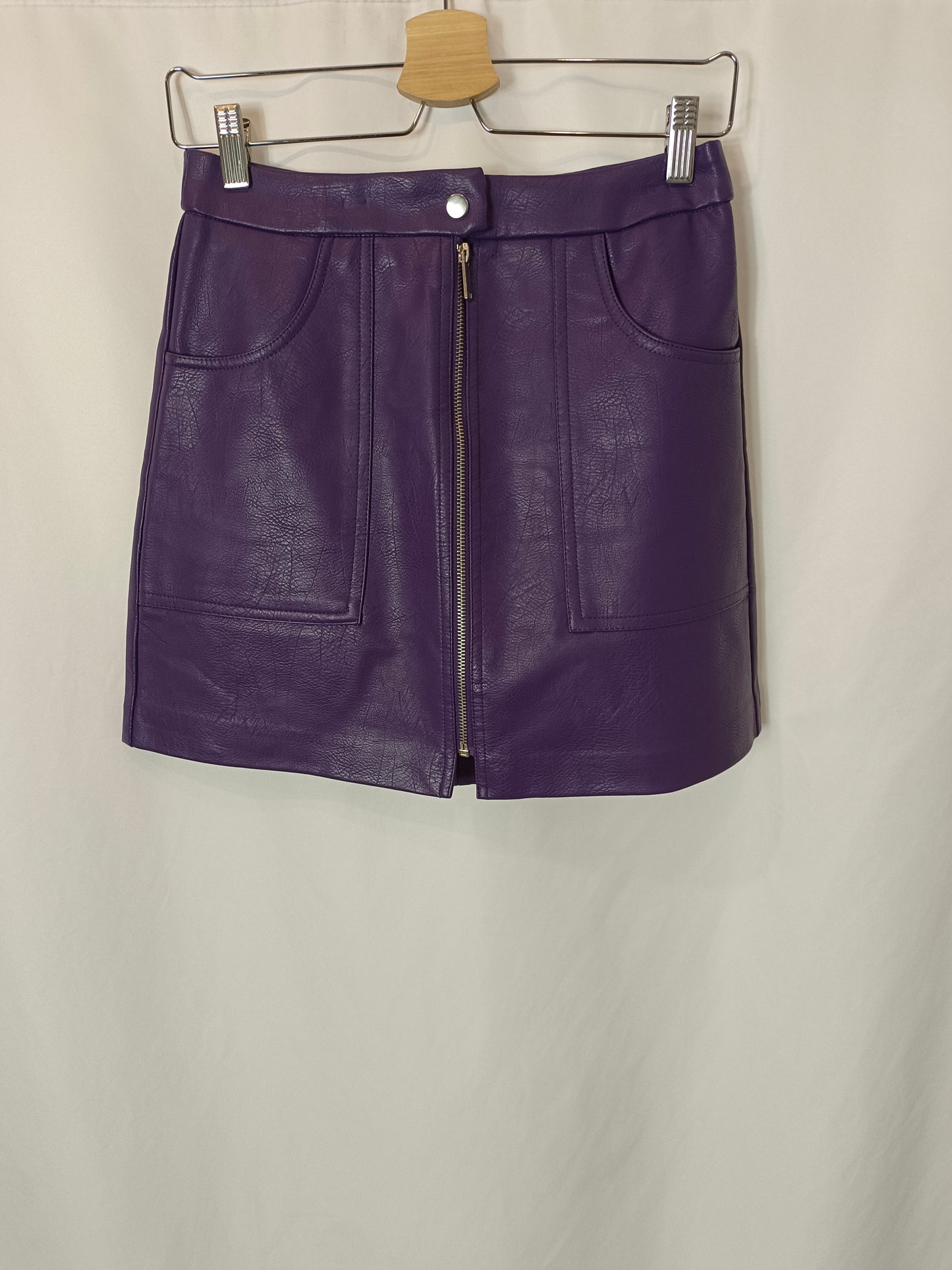 STRADIVARIUS. Falda morada efecto piel. T 38