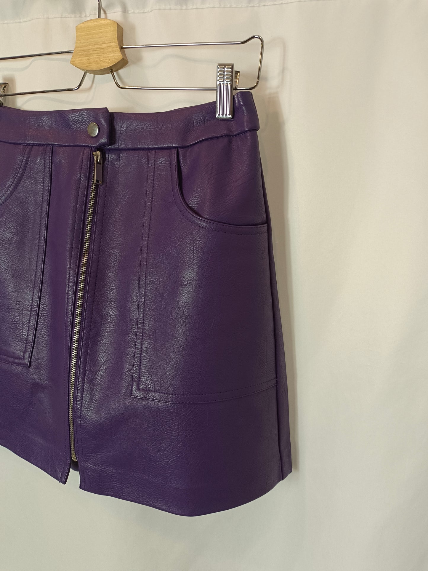 STRADIVARIUS. Falda morada efecto piel. T 38