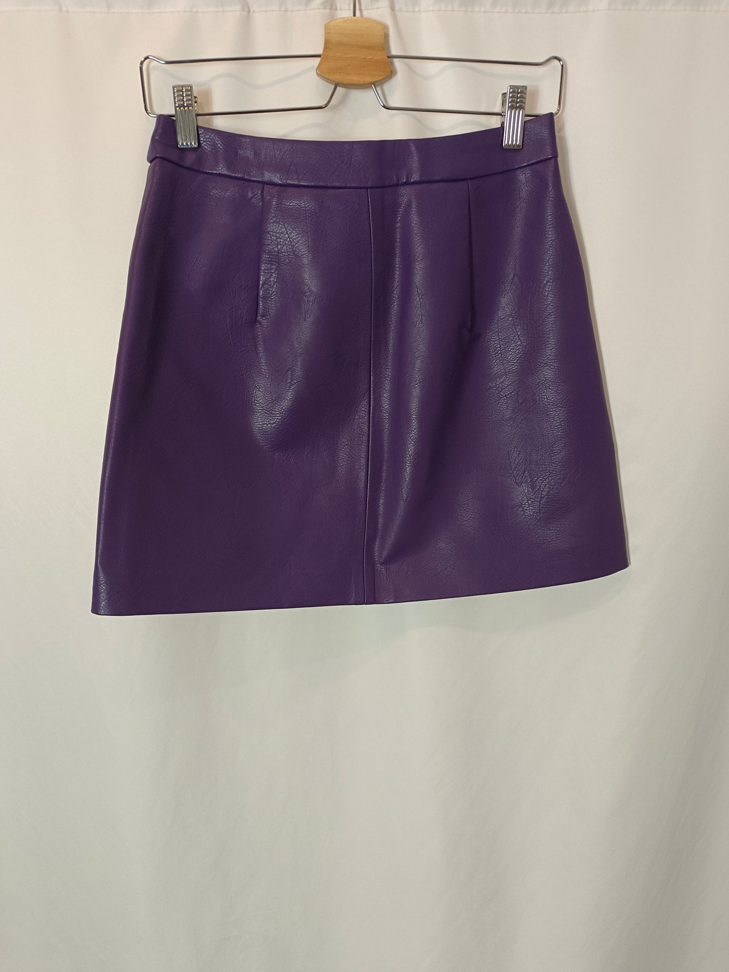 STRADIVARIUS. Falda morada efecto piel. T 38