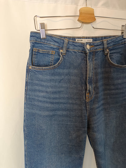 BERSHKA. Denim lavado medio mom fit. T 40