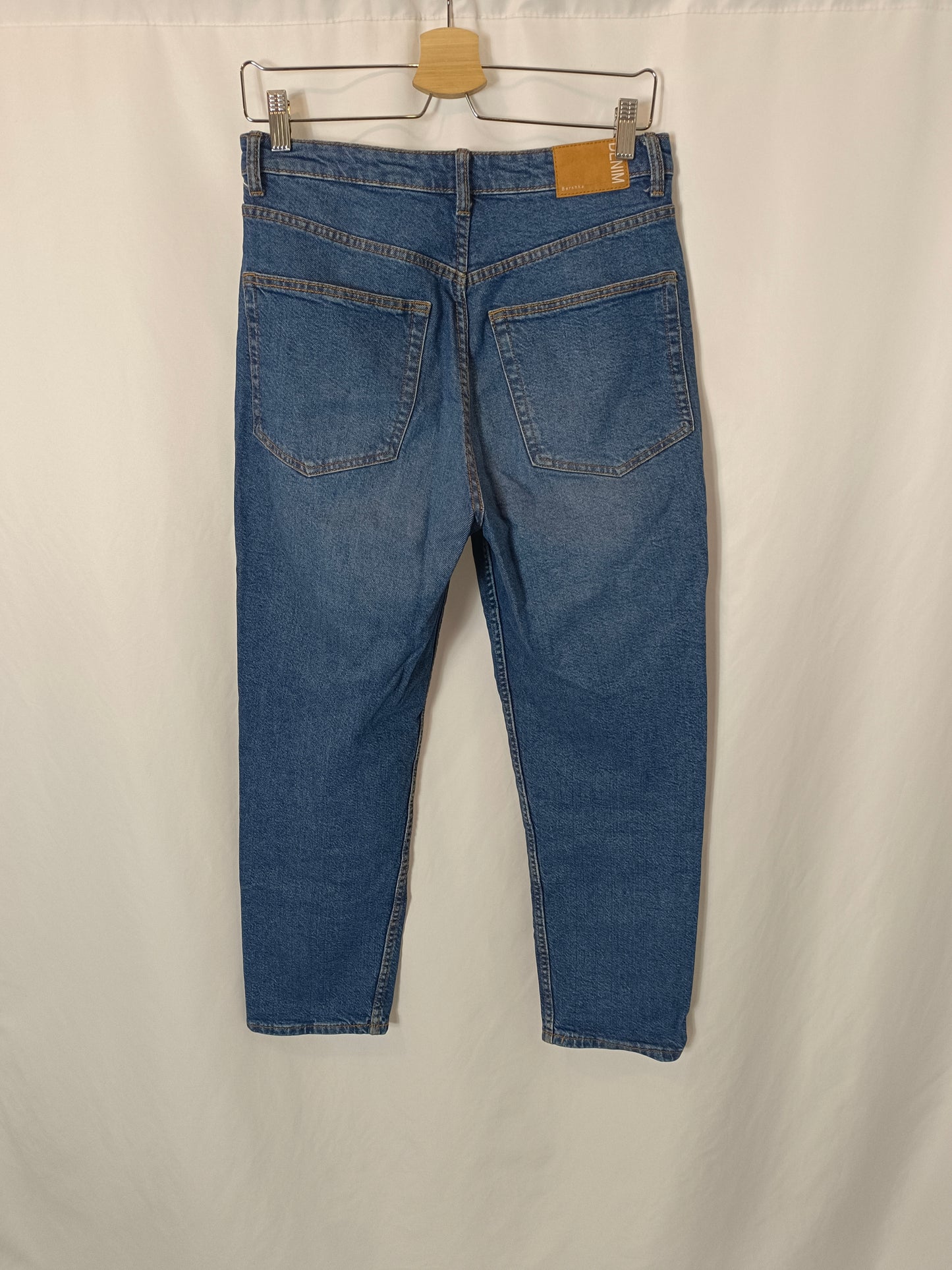 BERSHKA. Denim lavado medio mom fit. T 40