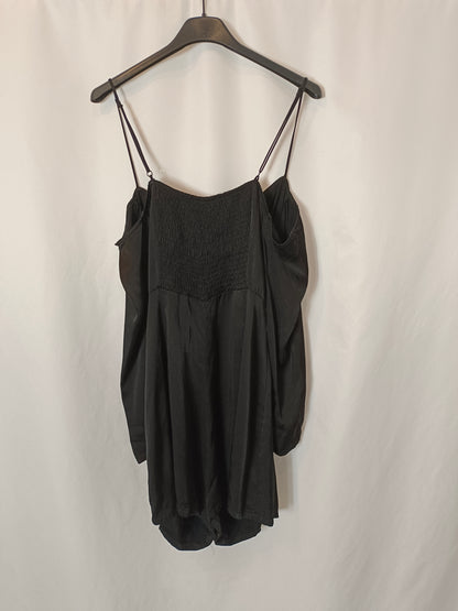 BERSHKA. Mono negro corto abertura. T L