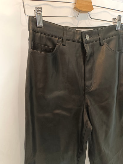 MANGO. Pantalón negro efecto piel T.34