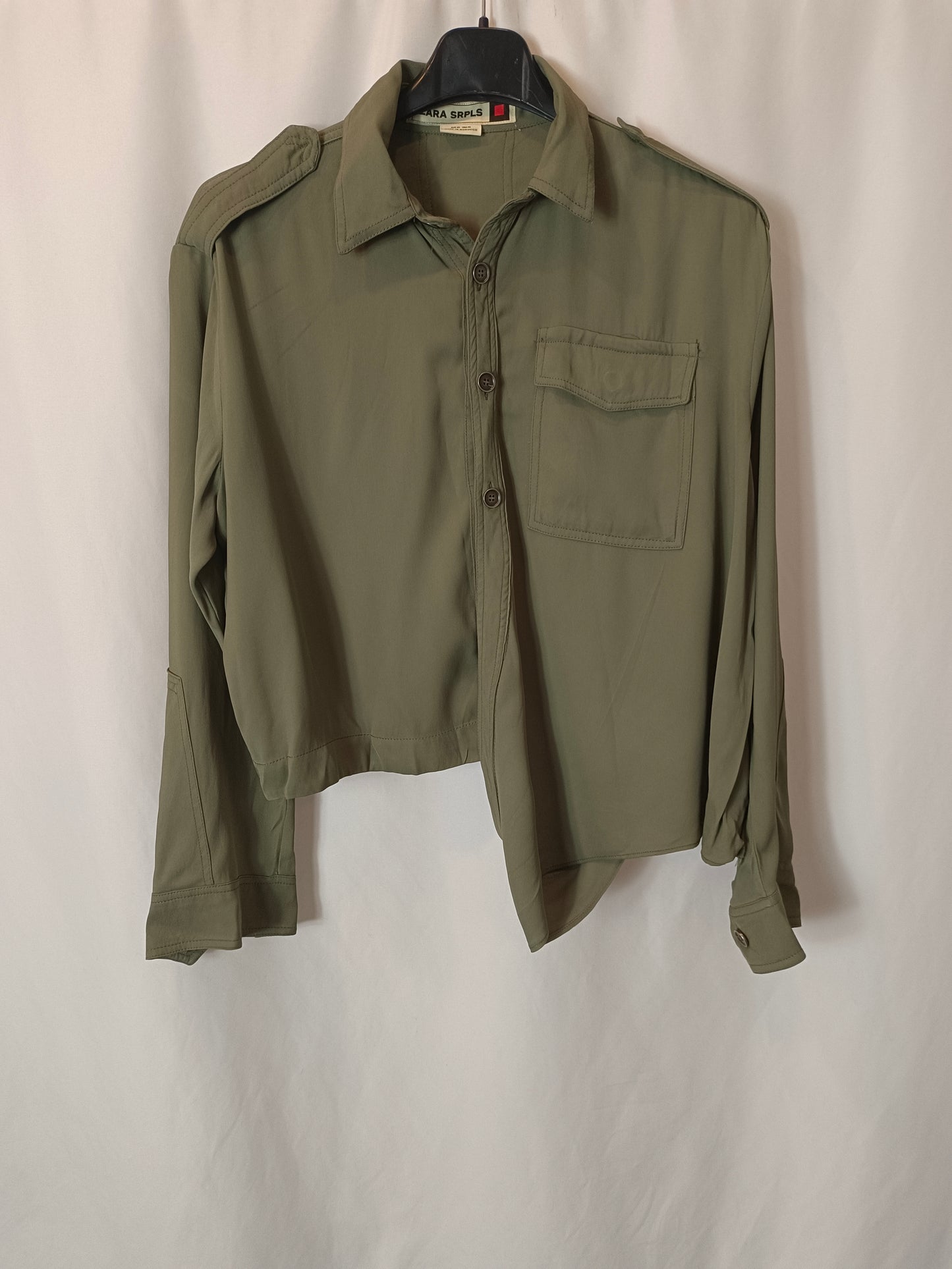 ZARA. Blusa fluida verde T.xs