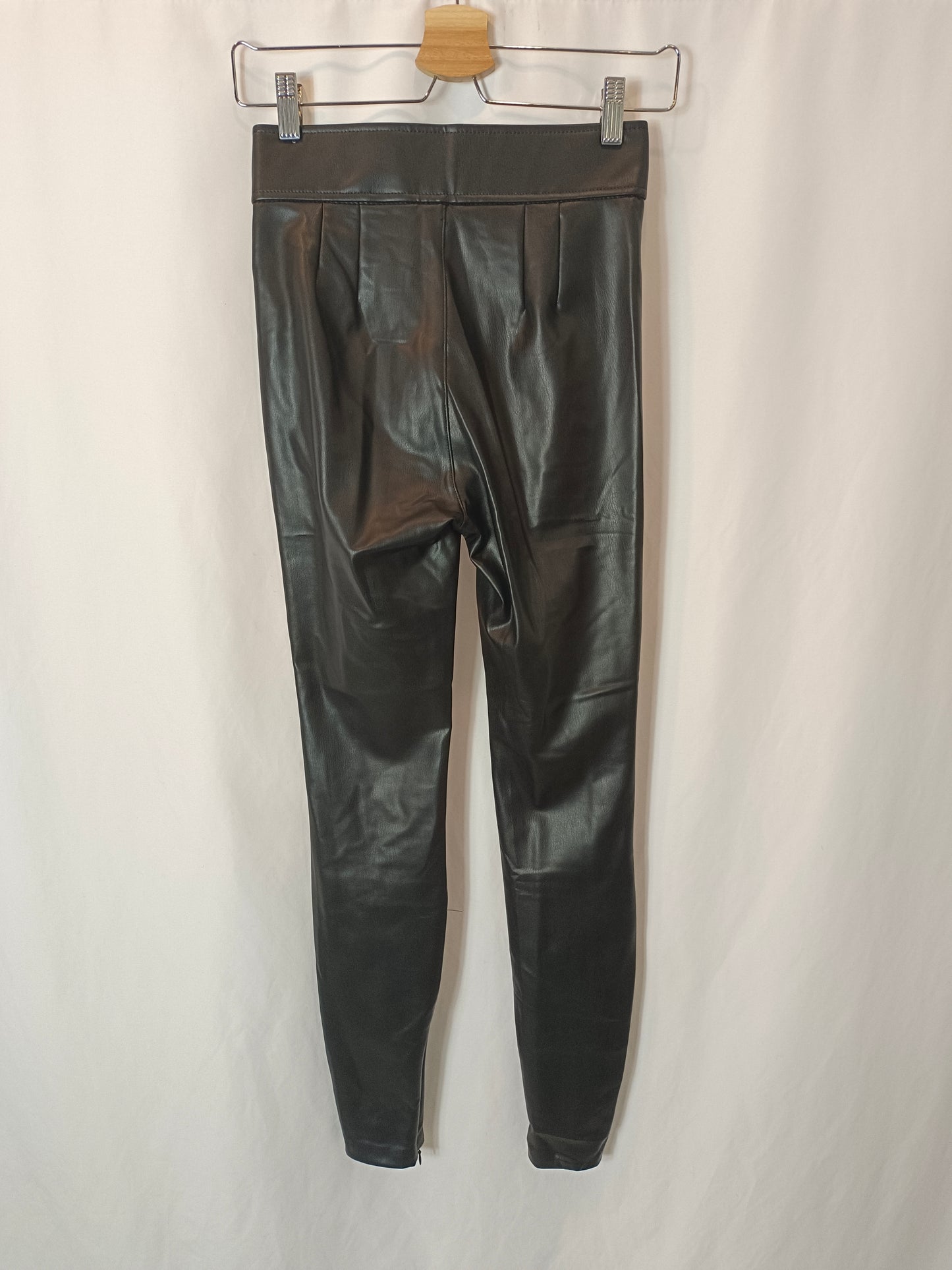 ZARA. Leggins negro efecto piel T.xs