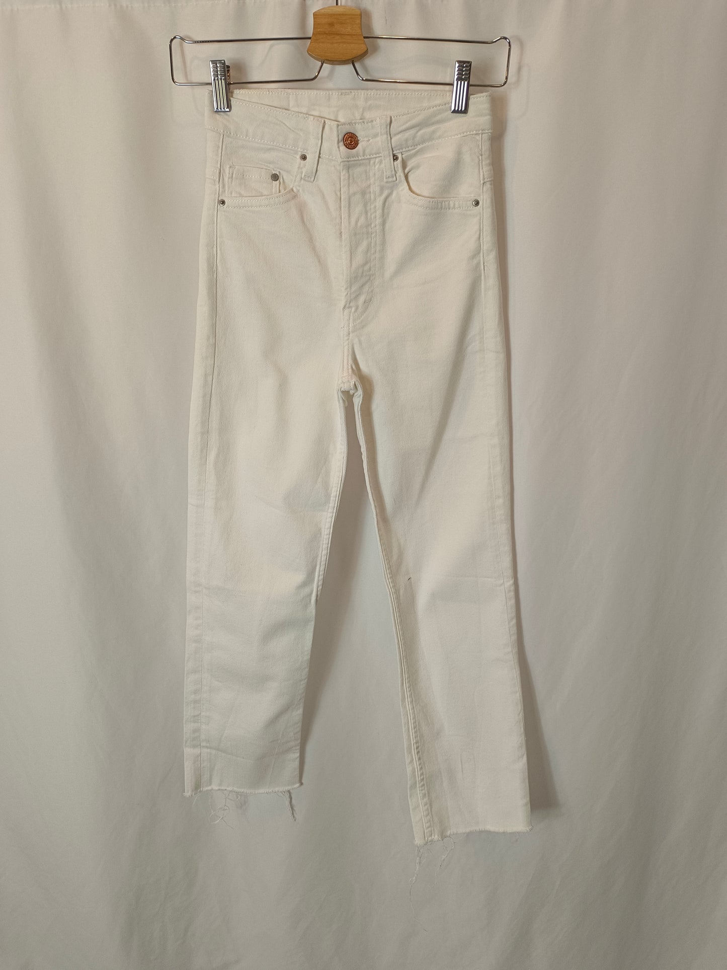 H&M. Pantalón blanco denim T.32