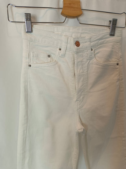 H&M. Pantalón blanco denim T.32