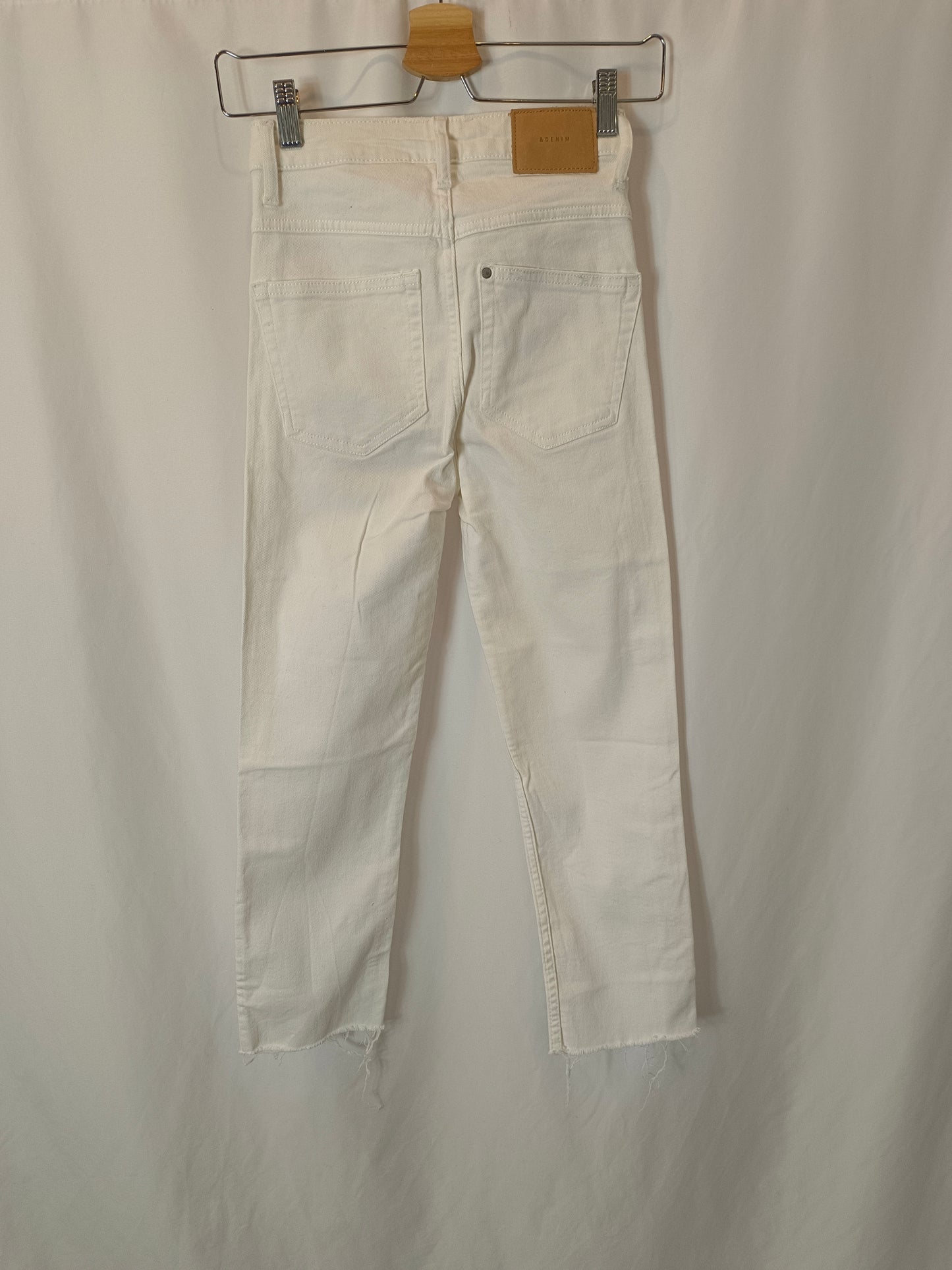 H&M. Pantalón blanco denim T.32