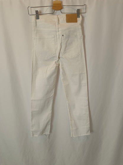 H&M. Pantalón blanco denim T.32