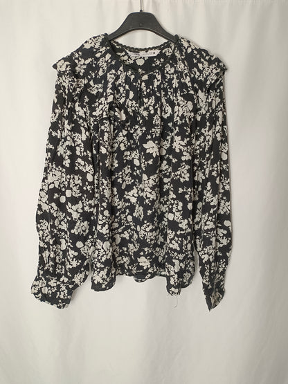 ZARA. blusa negra flores T.l