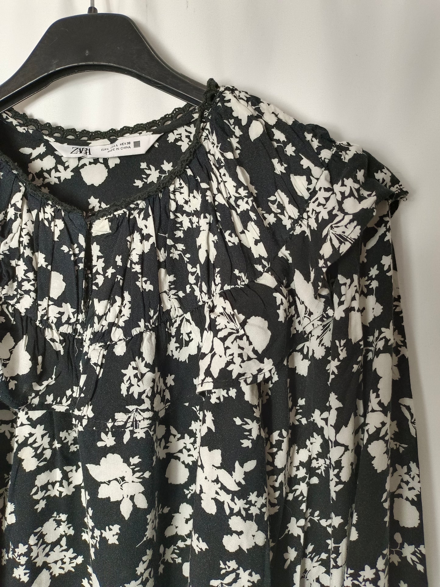 ZARA. blusa negra flores T.l