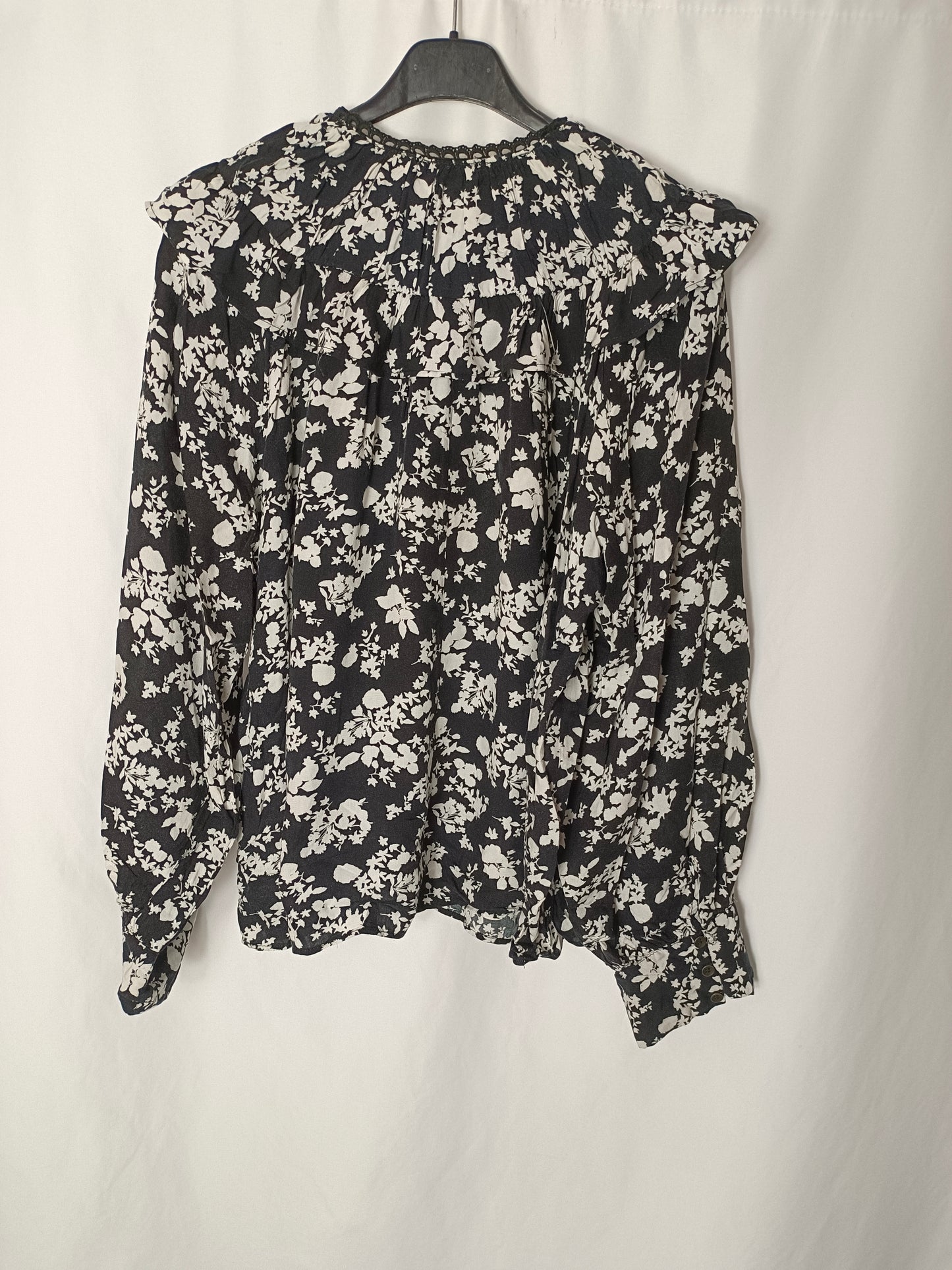 ZARA. blusa negra flores T.l