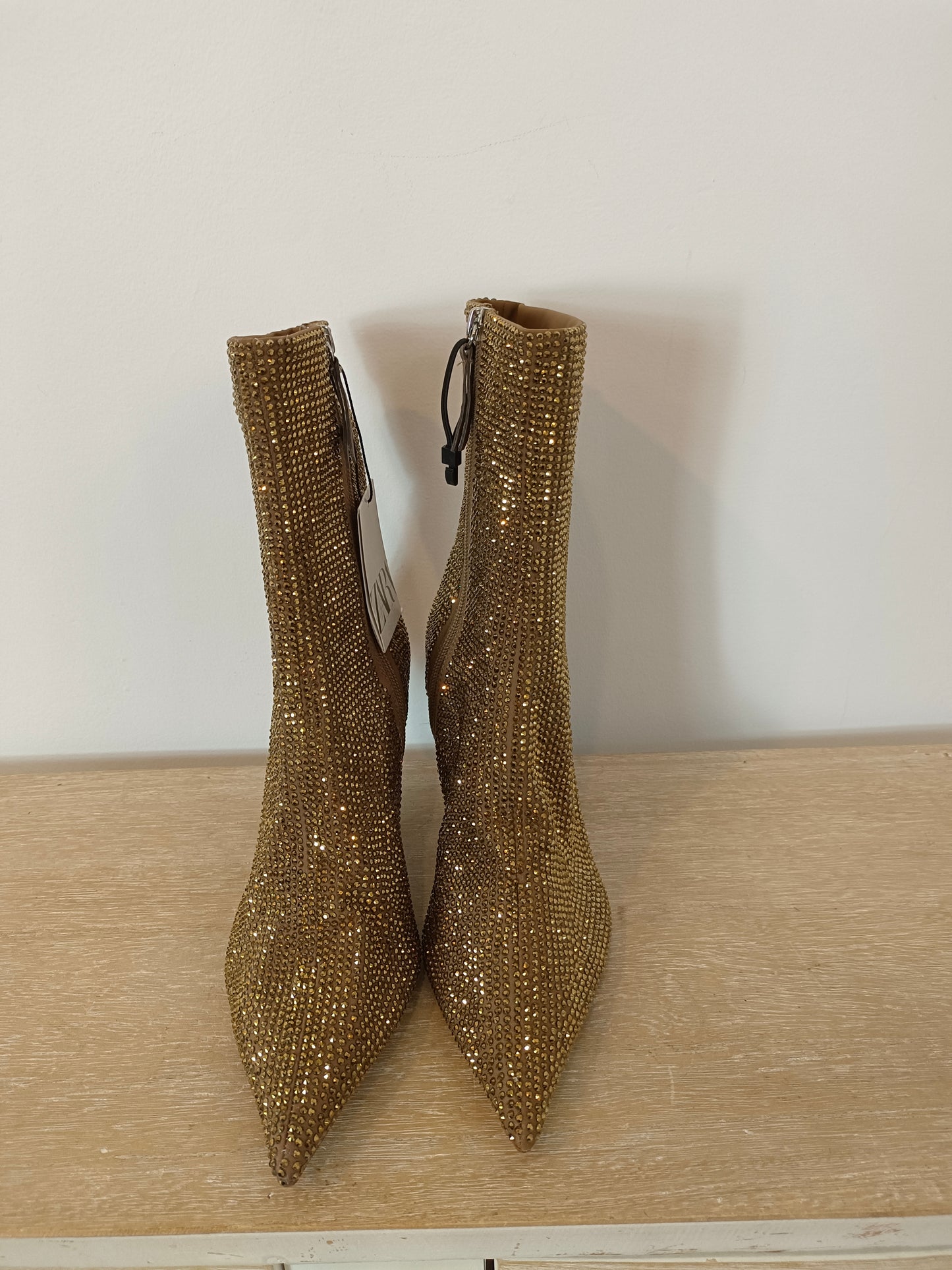 ZARA. Botas pedrería doradas T. 38