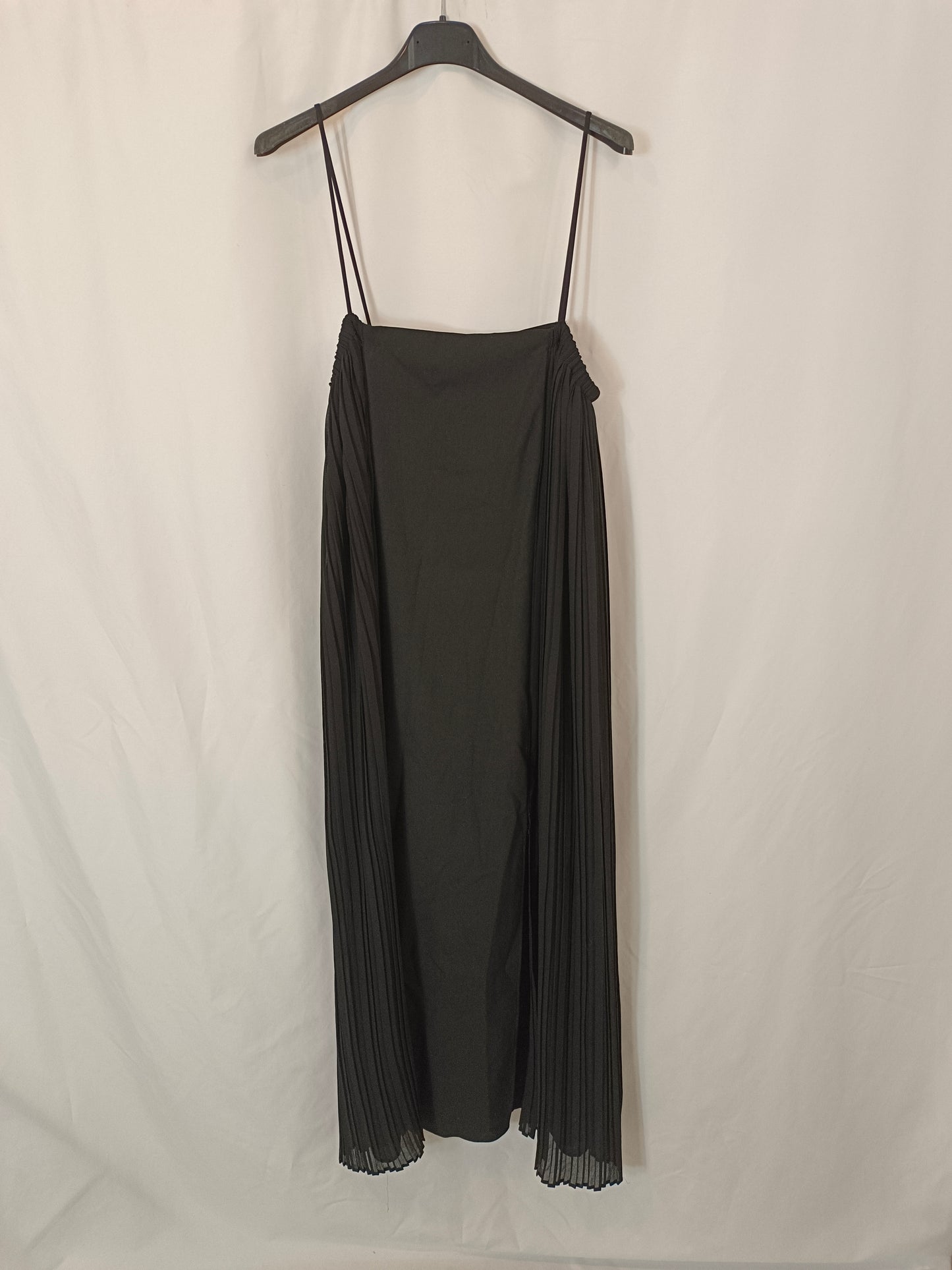 ZARA. Vestido midi negro detalles plisados T.s