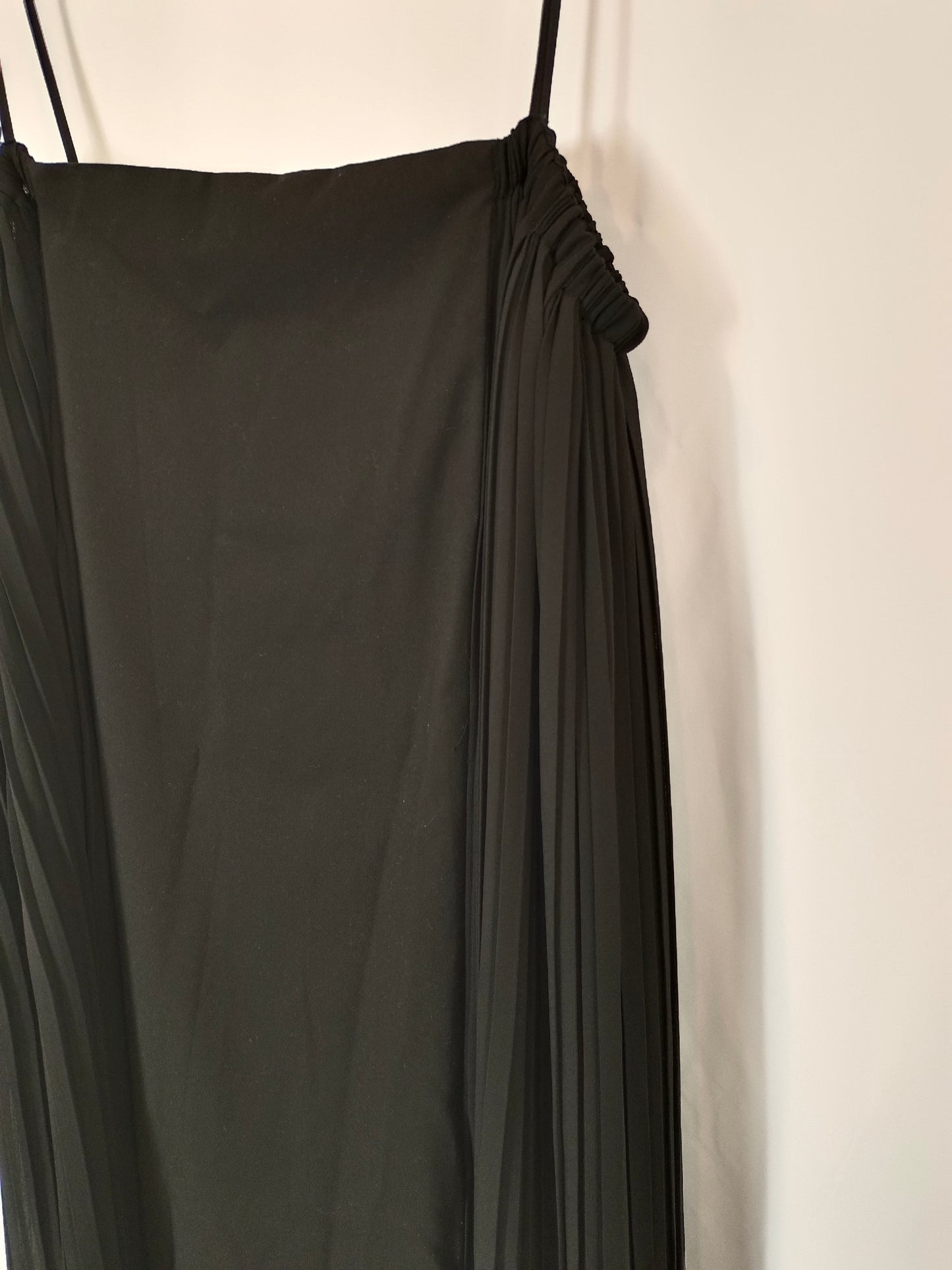 ZARA. Vestido midi negro detalles plisados T.s