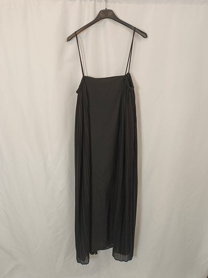 ZARA. Vestido midi negro detalles plisados T.s