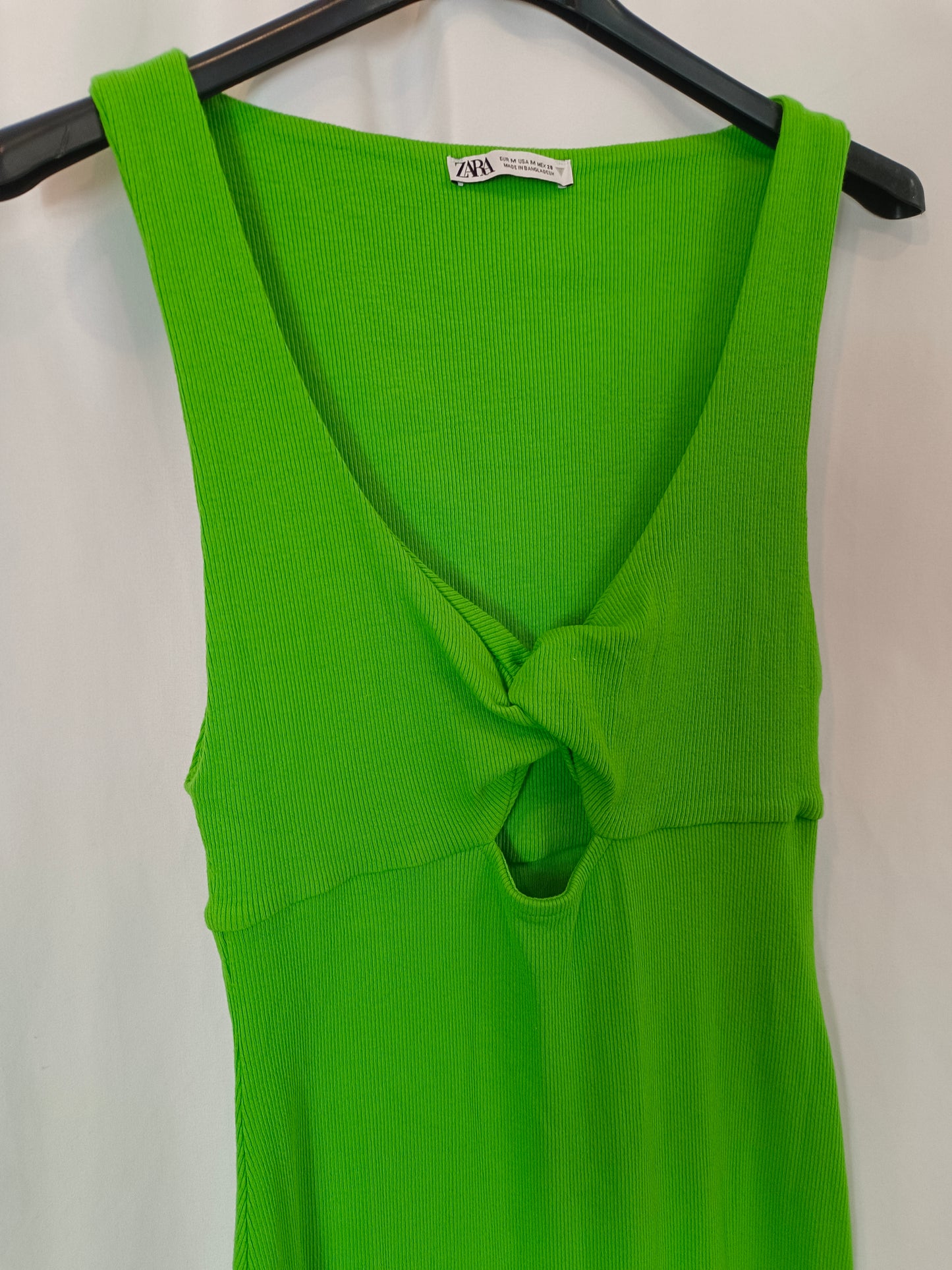 ZARA. Vestido midi canalé verde T.m