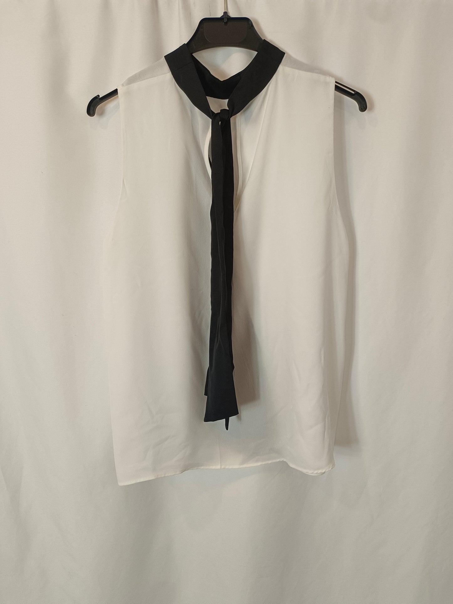 MANGO. Top blanco y negro T.m