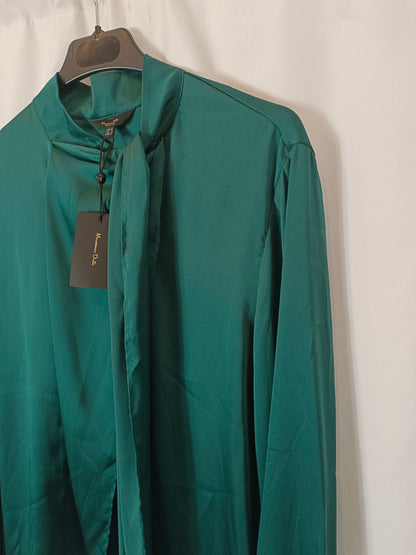 MASSIMO DUTTI. Blusa verde satinada T.40