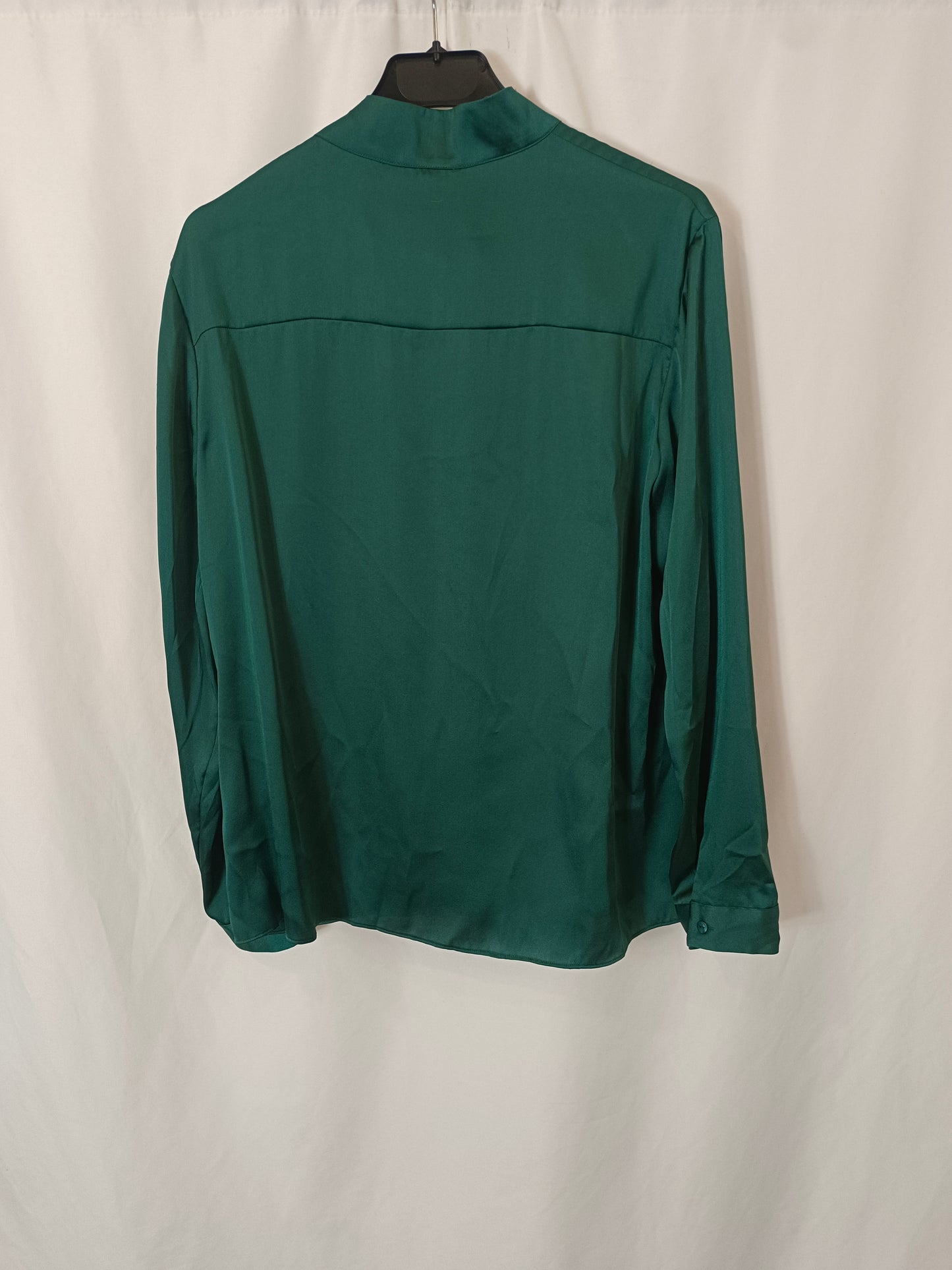 MASSIMO DUTTI. Blusa verde satinada T.40