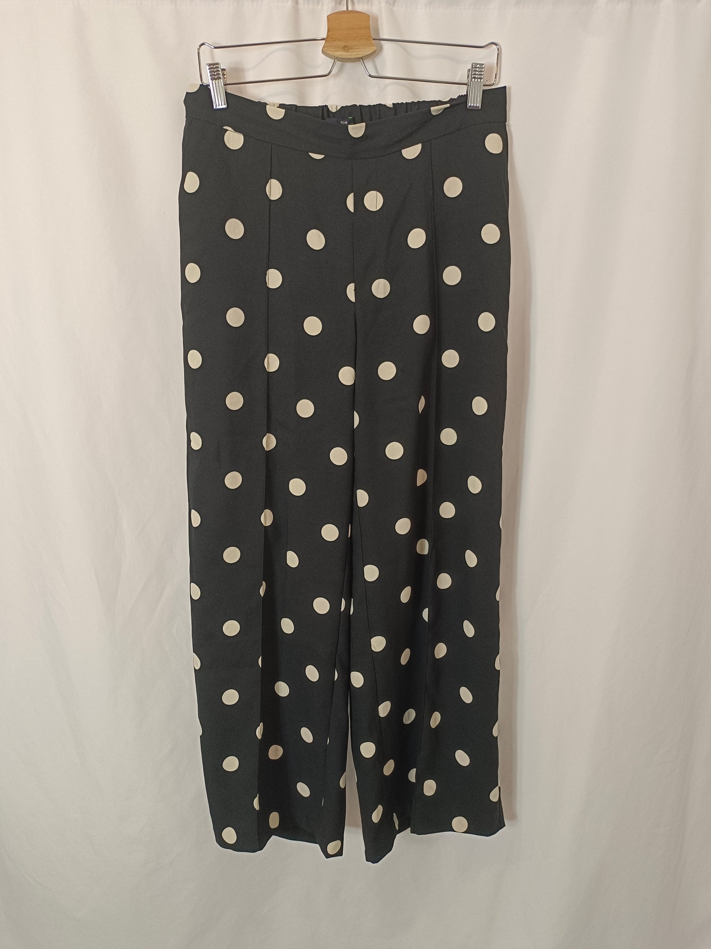 KIABI. Pantalón negro lunares T.40