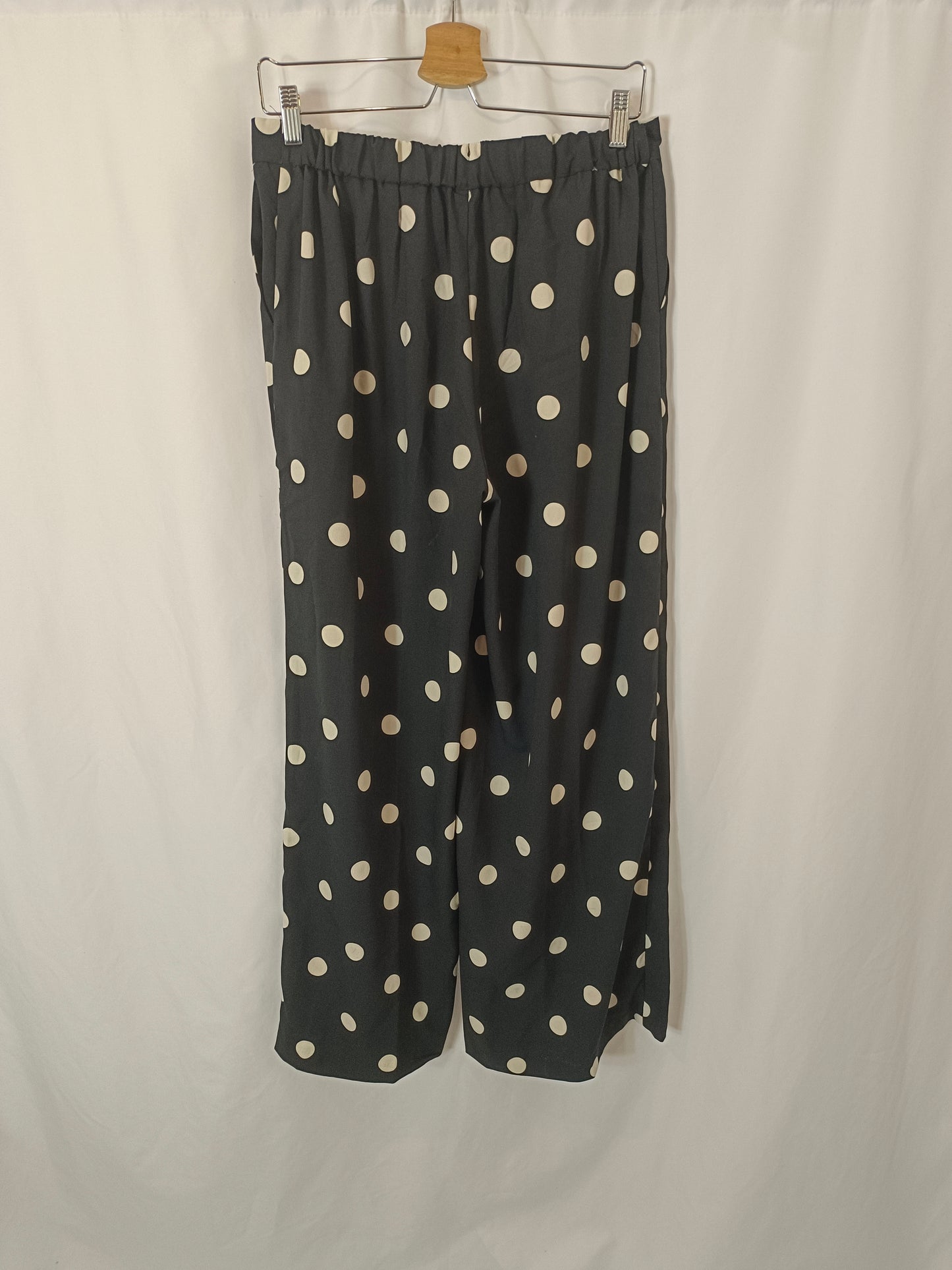 KIABI. Pantalón negro lunares T.40