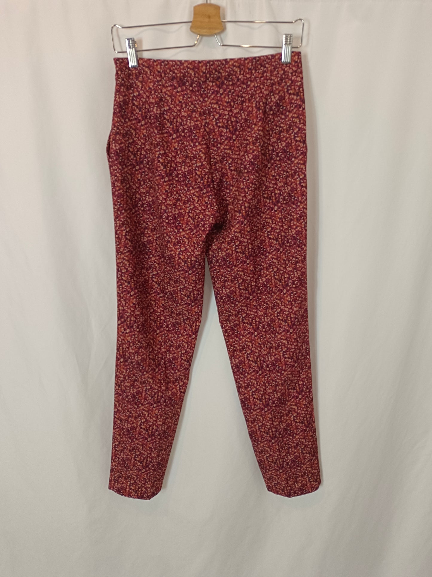 CMS. Pantalón burdeos estampado T.38