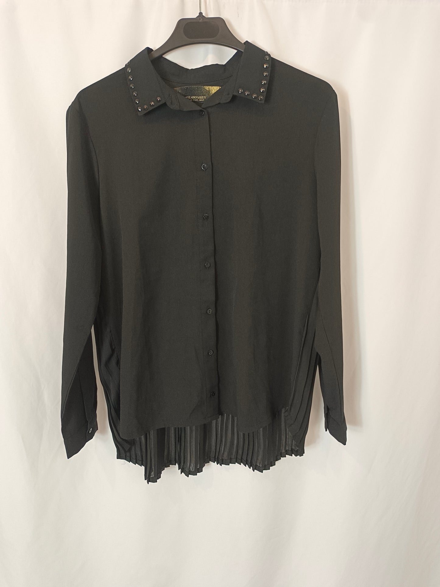 STRADIVARIUS. Blusa negra Tachuelas T.m