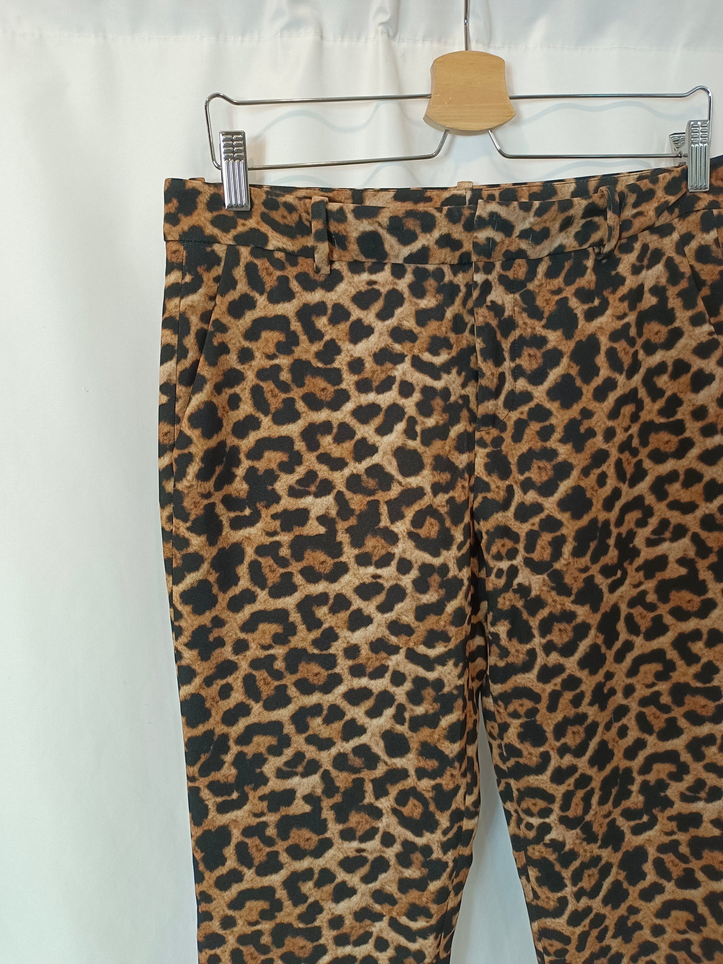 ZARA. Pantalón fluido animal print T.38