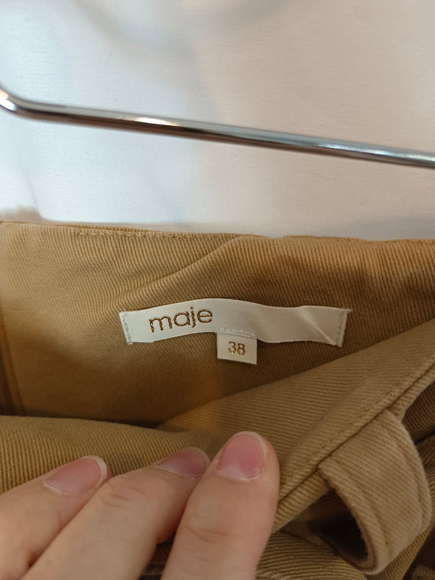 MAJE. Falda midi camel bolsillos T.38