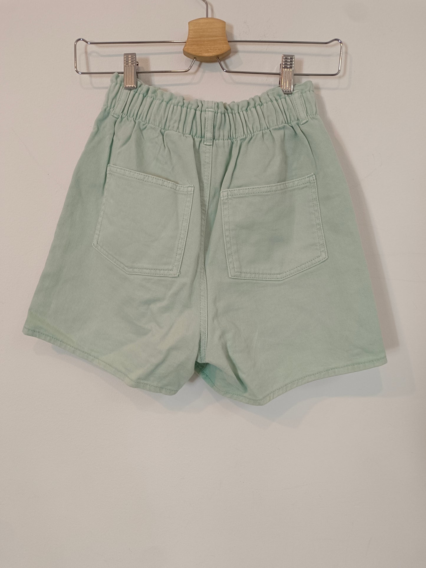 H&M. Pantalón corto verde T.13-14 años