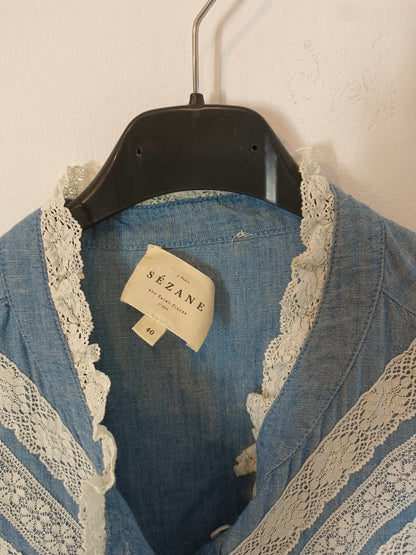 SEZANE. Blusa azul detalle encaje T.40