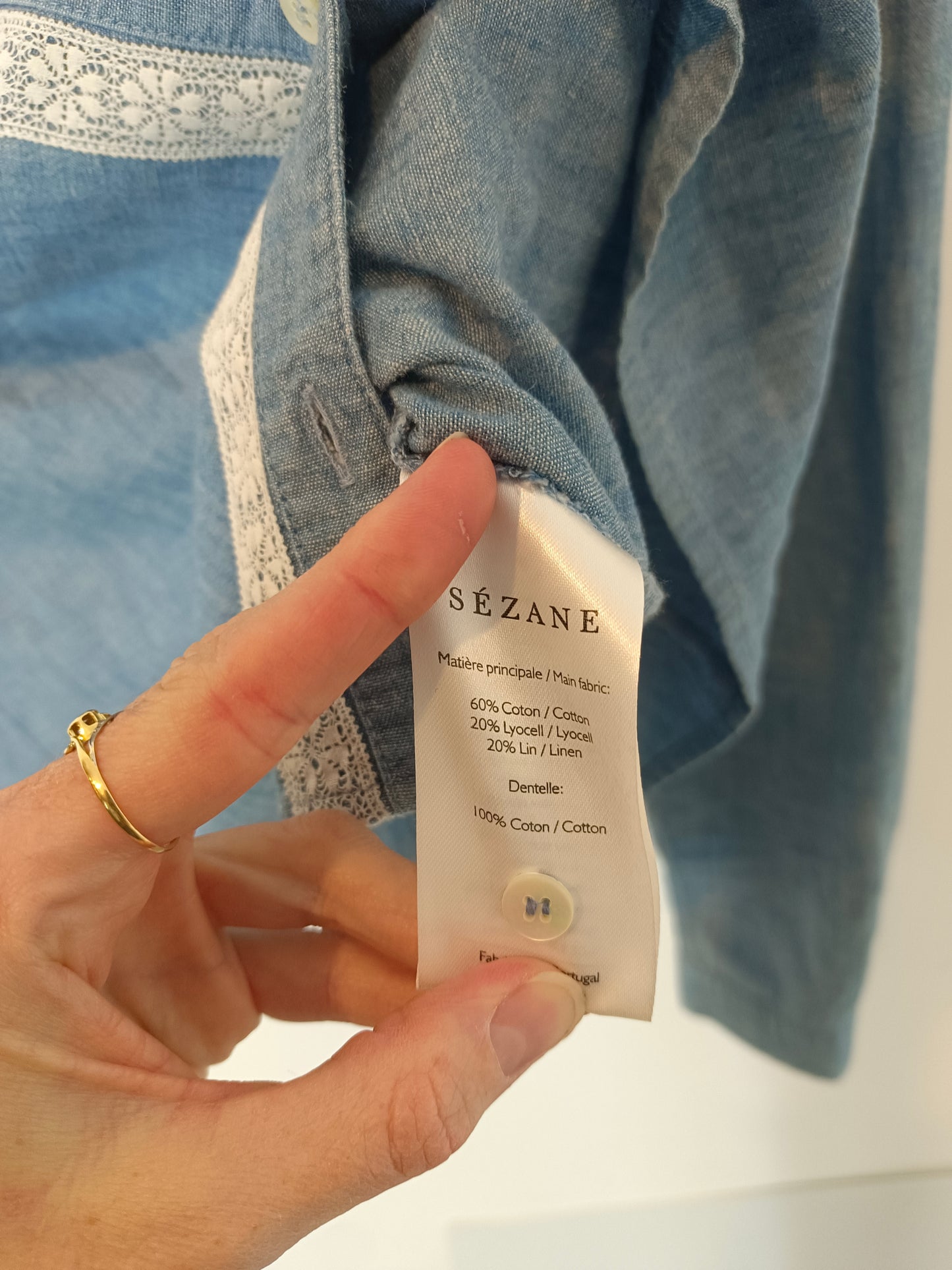 SEZANE. Blusa azul detalle encaje T.40