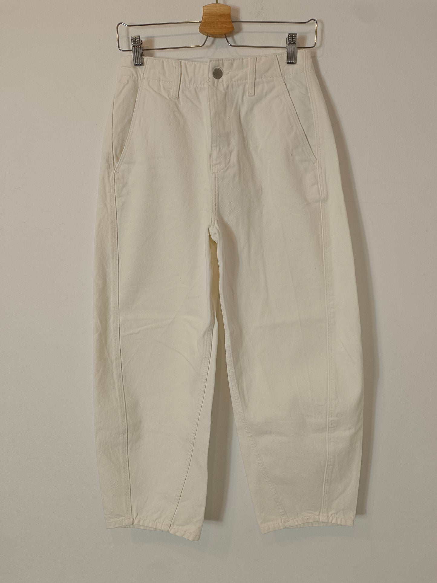 ZARA. Pantalón denim blancos slouchy T.36