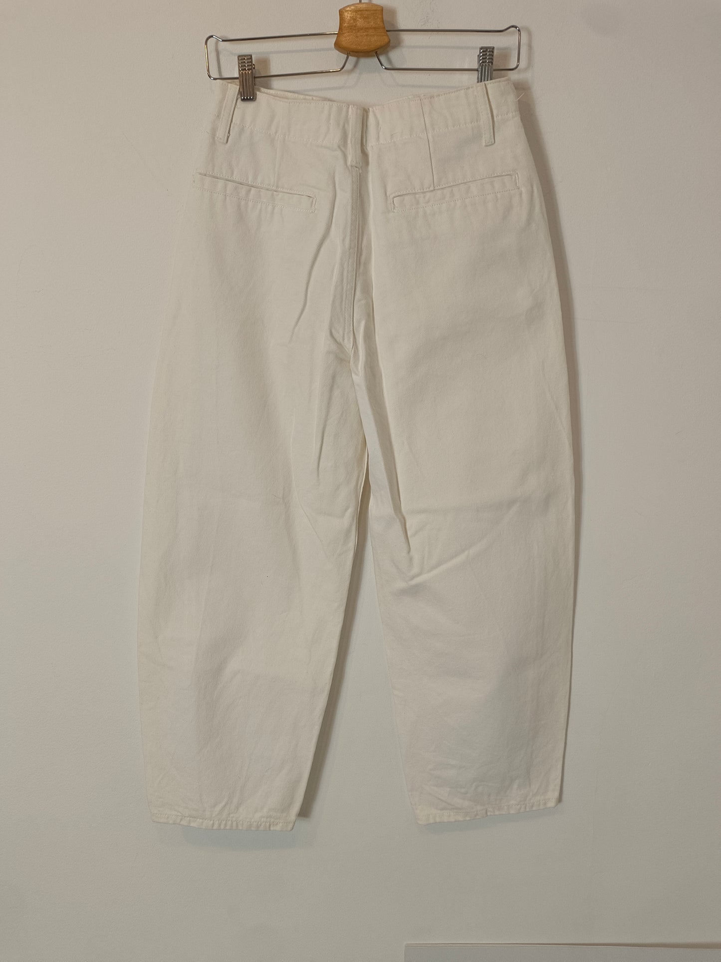 ZARA. Pantalón denim blancos slouchy T.36