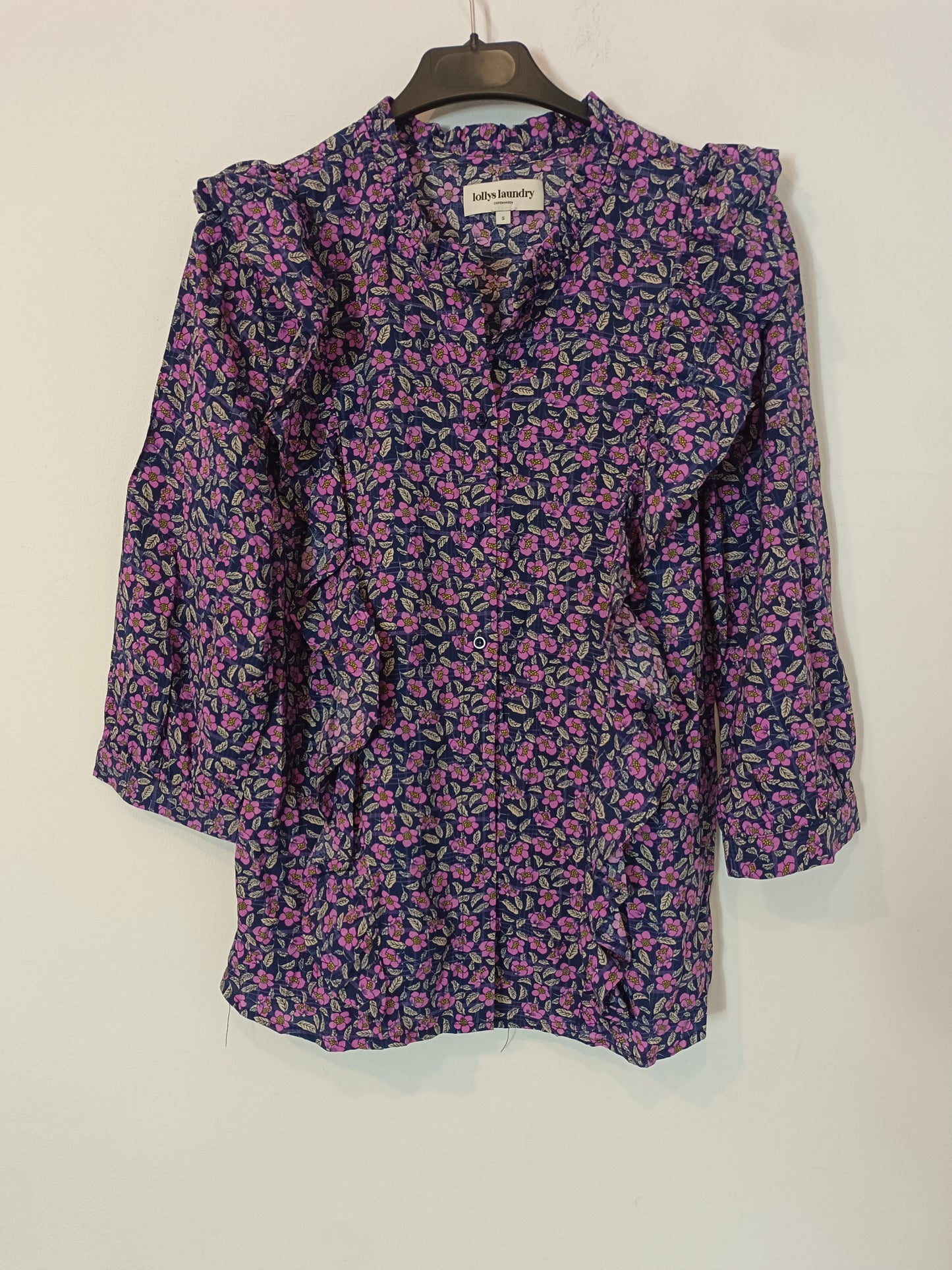 LOLLYS LAUNDRY. Blusa azul flores malva T.s