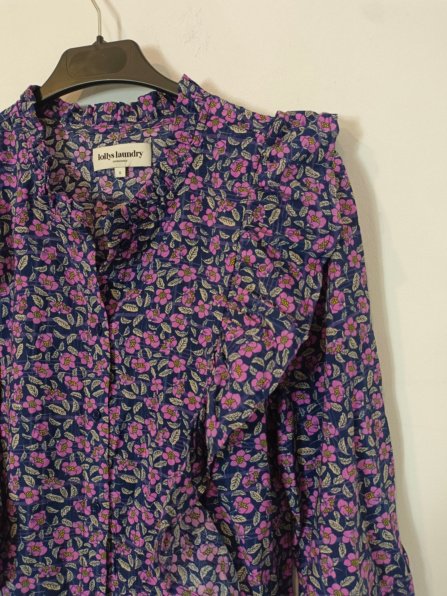 LOLLYS LAUNDRY. Blusa azul flores malva T.s