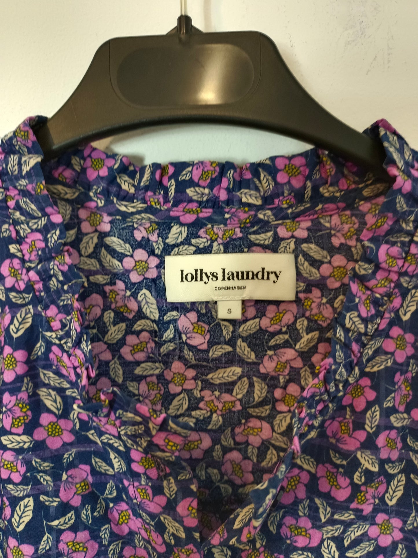 LOLLYS LAUNDRY. Blusa azul flores malva T.s