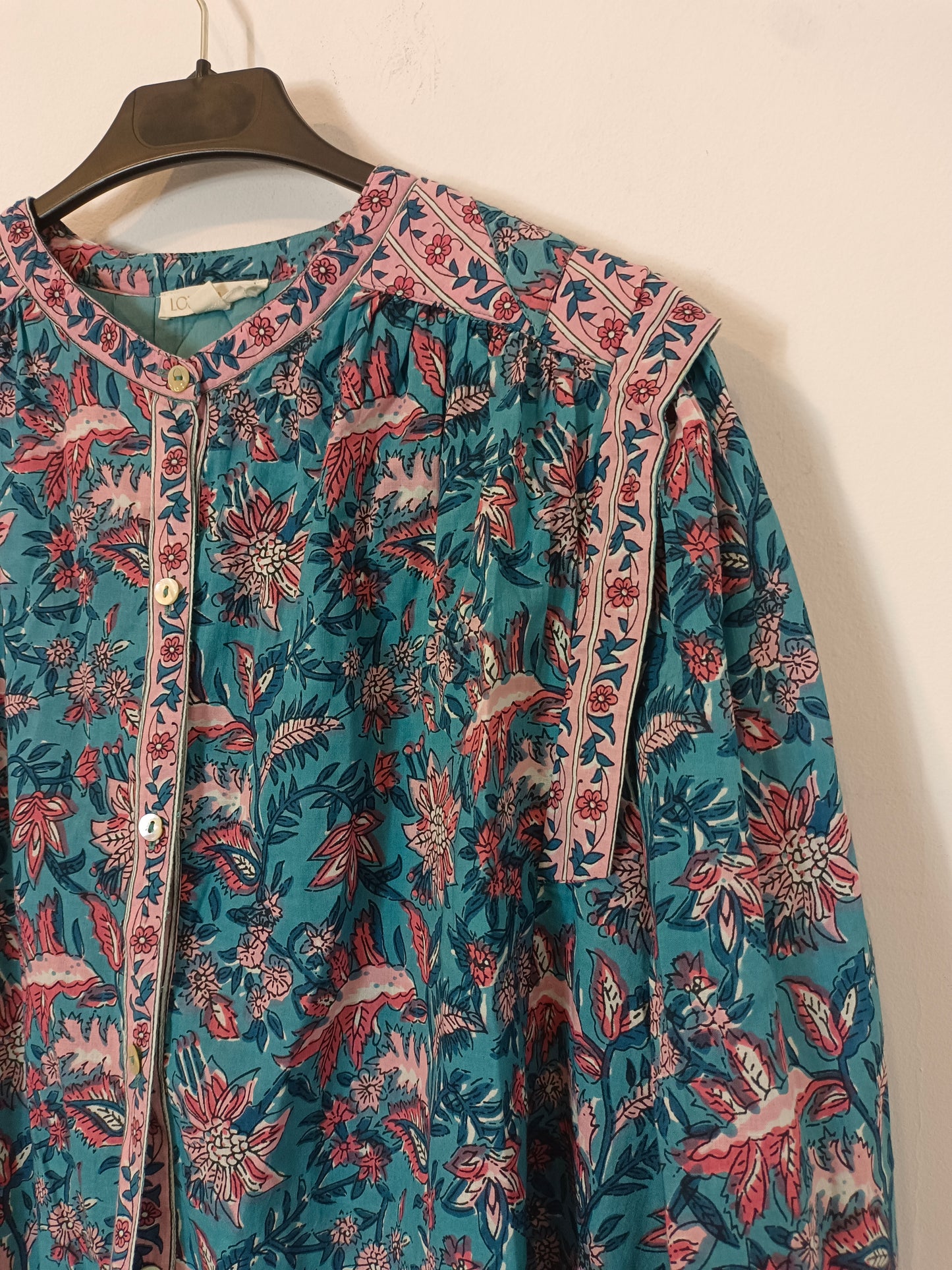 LOUISE MISHA. Blusa azul con estampado de flores T.34