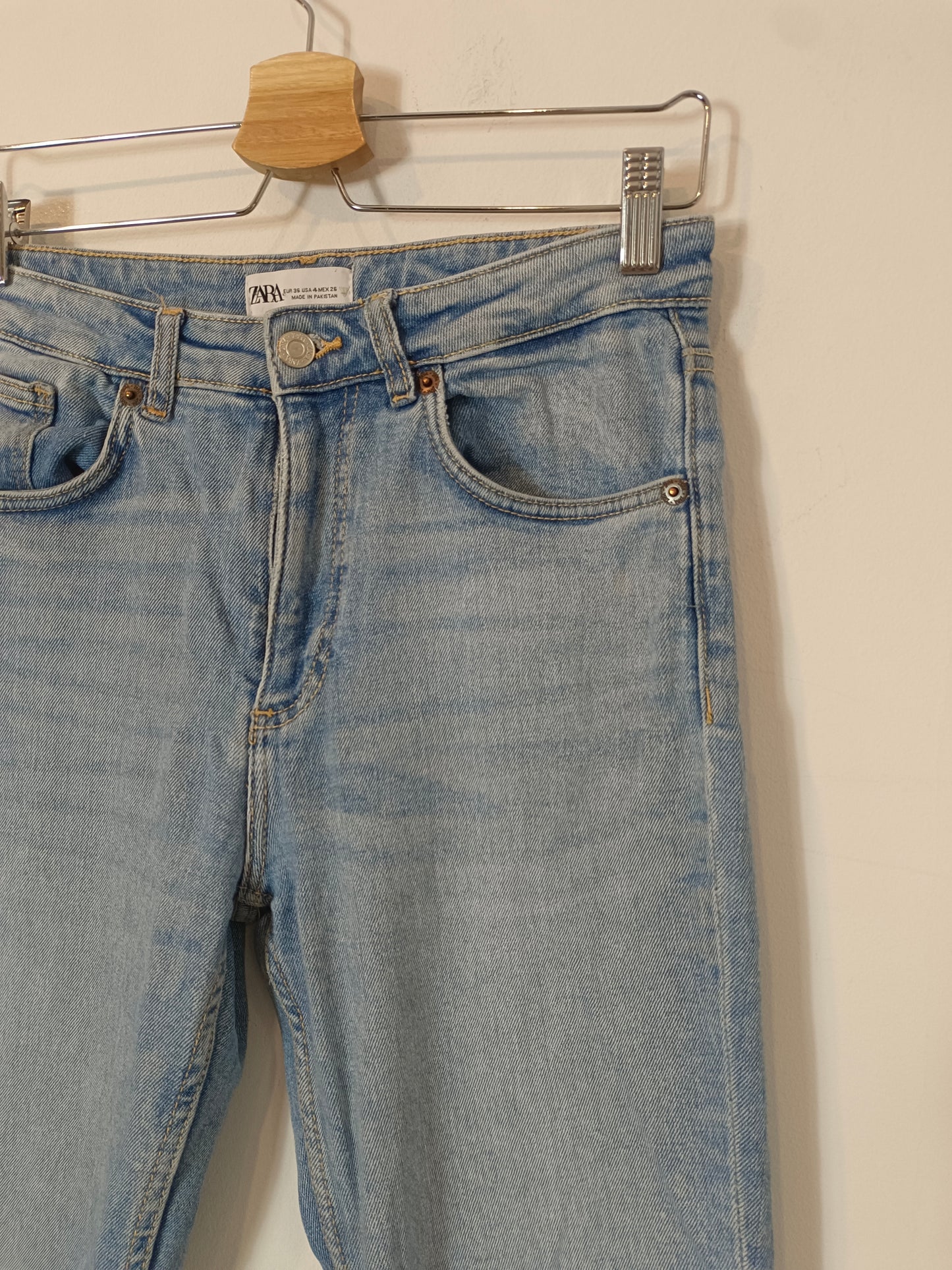 ZARA. Pantalón denim recto claro T.36