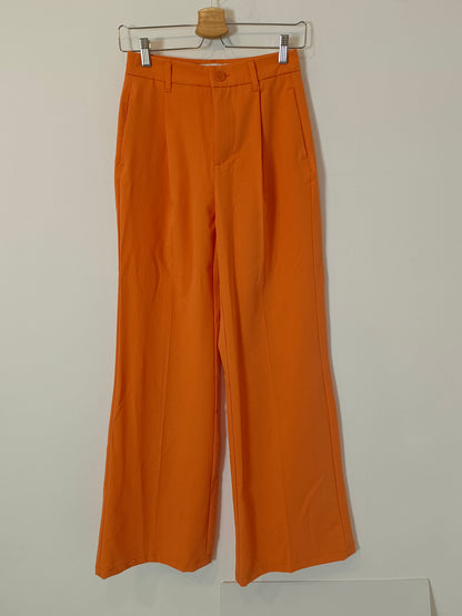 BERSHKA. Pantalón pinzas naranja T.36