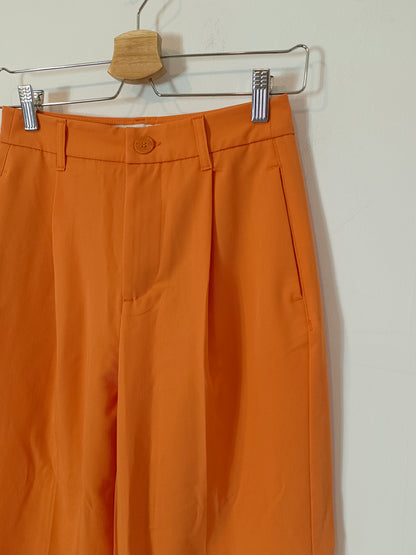 BERSHKA. Pantalón pinzas naranja T.36