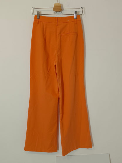 BERSHKA. Pantalón pinzas naranja T.36