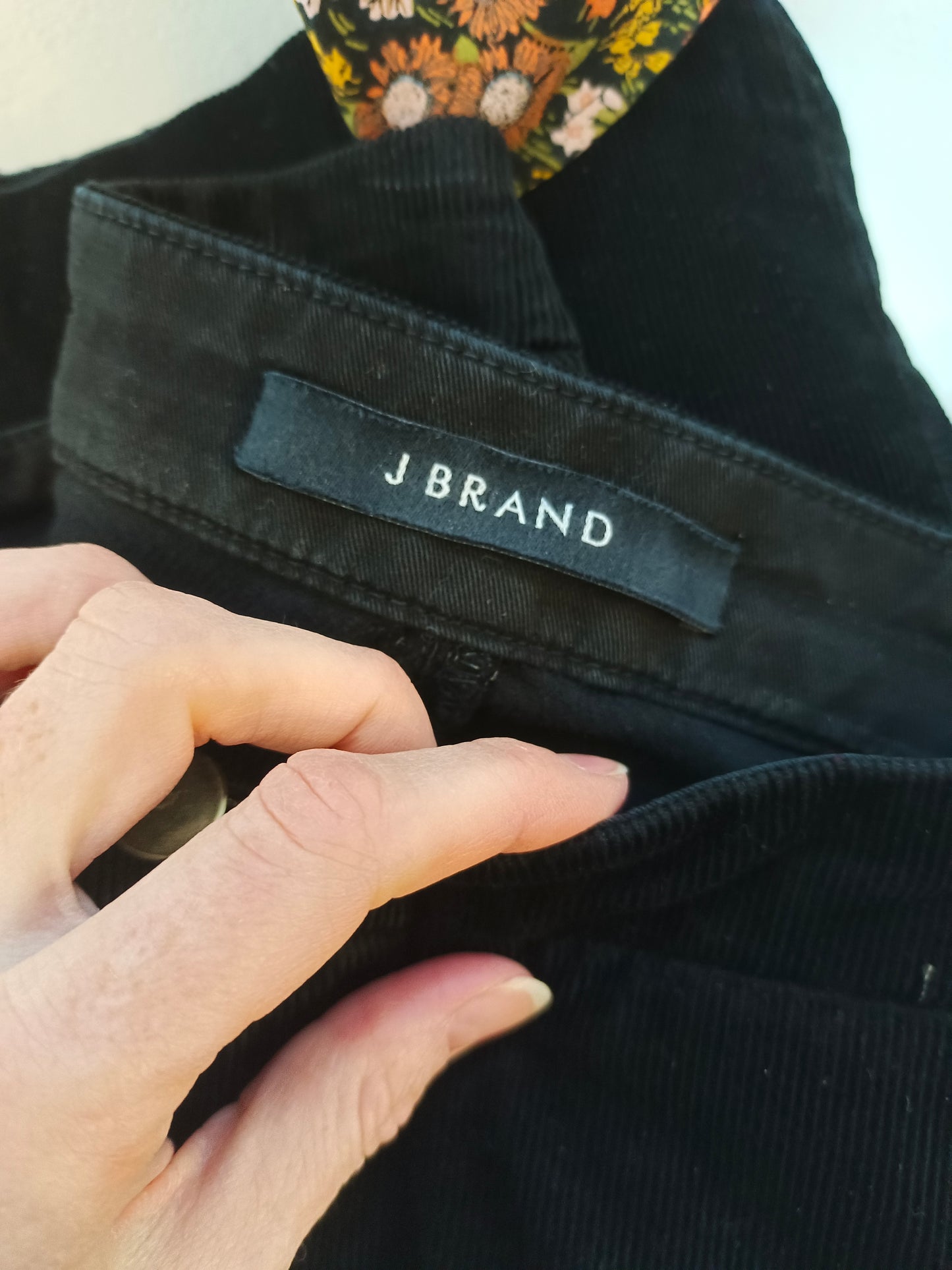 J BRAND. Pantalón pana negro  T.25(34)